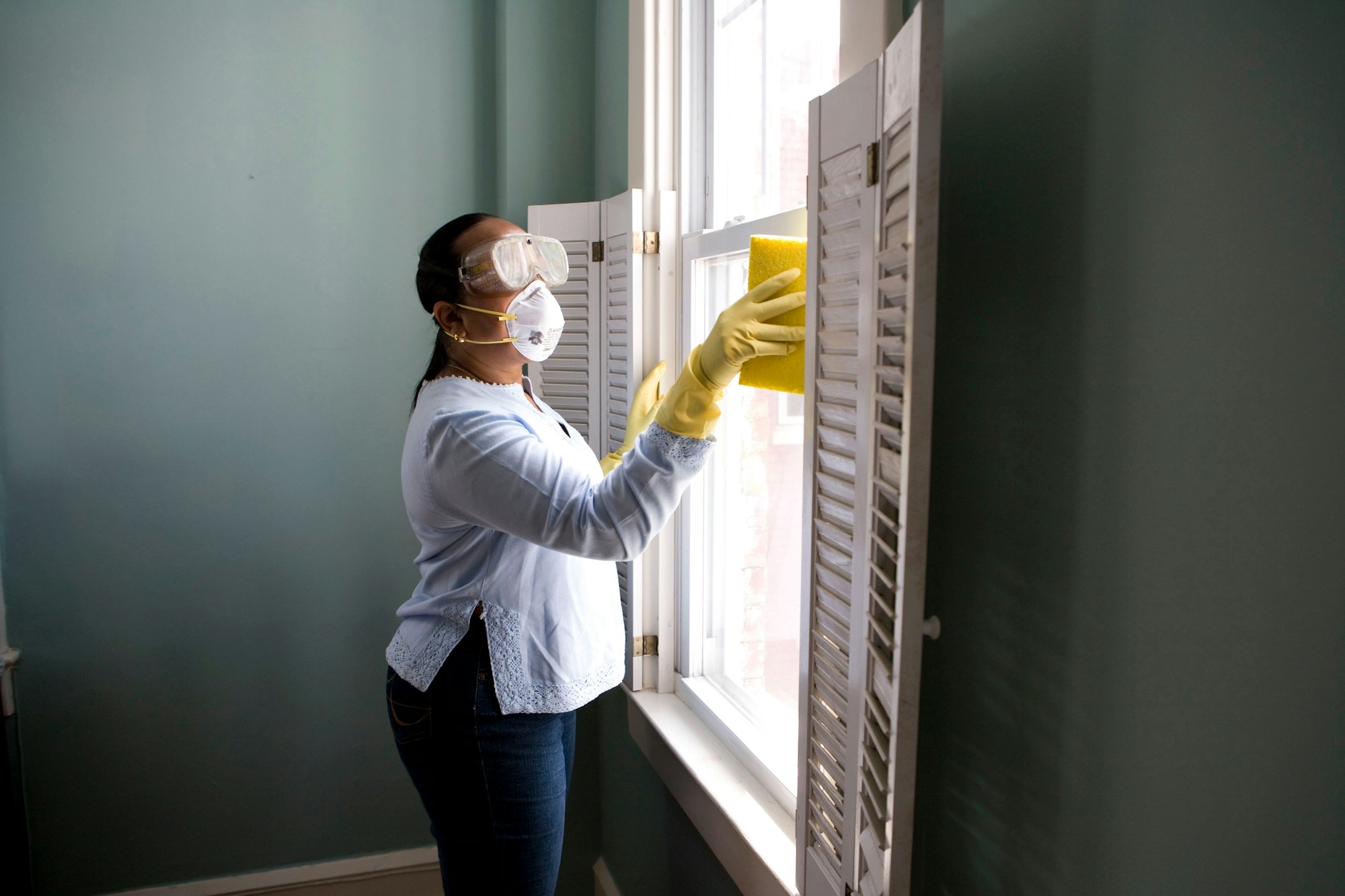 Wow Cleaning pro detailing a window frame